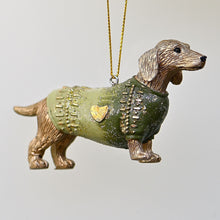 Lade das Bild in den Galerie-Viewer, Weihnachtsdackel "Charly" mit Mantel auf dem sich ein goldenes Herz befindet Weihnachtsbaumschmuck Kunsthandel Rueckeshaeuser
