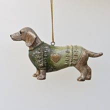 Lade das Bild in den Galerie-Viewer, Weihnachtsdackel "Charly" mit Mantel auf dem sich ein goldenes Herz befindet Weihnachtsbaumschmuck Kunsthandel Rueckeshaeuser
