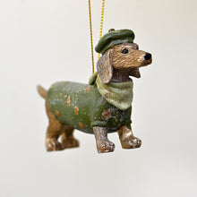 Lade das Bild in den Galerie-Viewer, Weihnachtsdackel "Charly" mit Mantel und Mütze Weihnachtsbaumschmuck Kunsthandel Rueckeshaeuser
