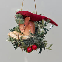 Lade das Bild in den Galerie-Viewer, Weihnachtsmaus im Körbchen mit dunkelroter Mütze Weihnachtsbaumschmuck Kunsthandel Rueckeshaeuser
