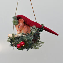 Lade das Bild in den Galerie-Viewer, Weihnachtsmaus im Körbchen mit dunkelroter Mütze Weihnachtsbaumschmuck Kunsthandel Rueckeshaeuser
