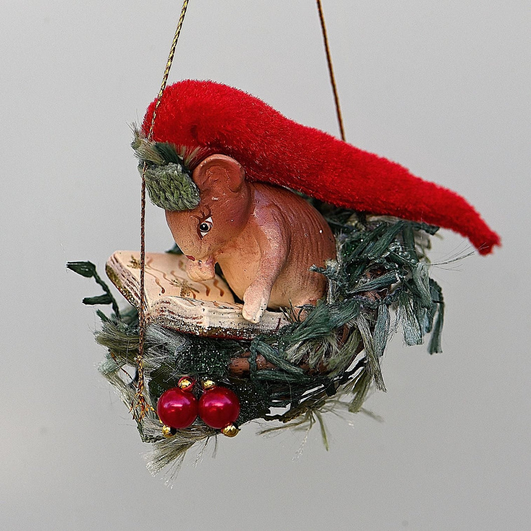 Weihnachtsmaus im Körbchen mit hellroter Mütze Weihnachtsbaumschmuck Kunsthandel Rueckeshaeuser