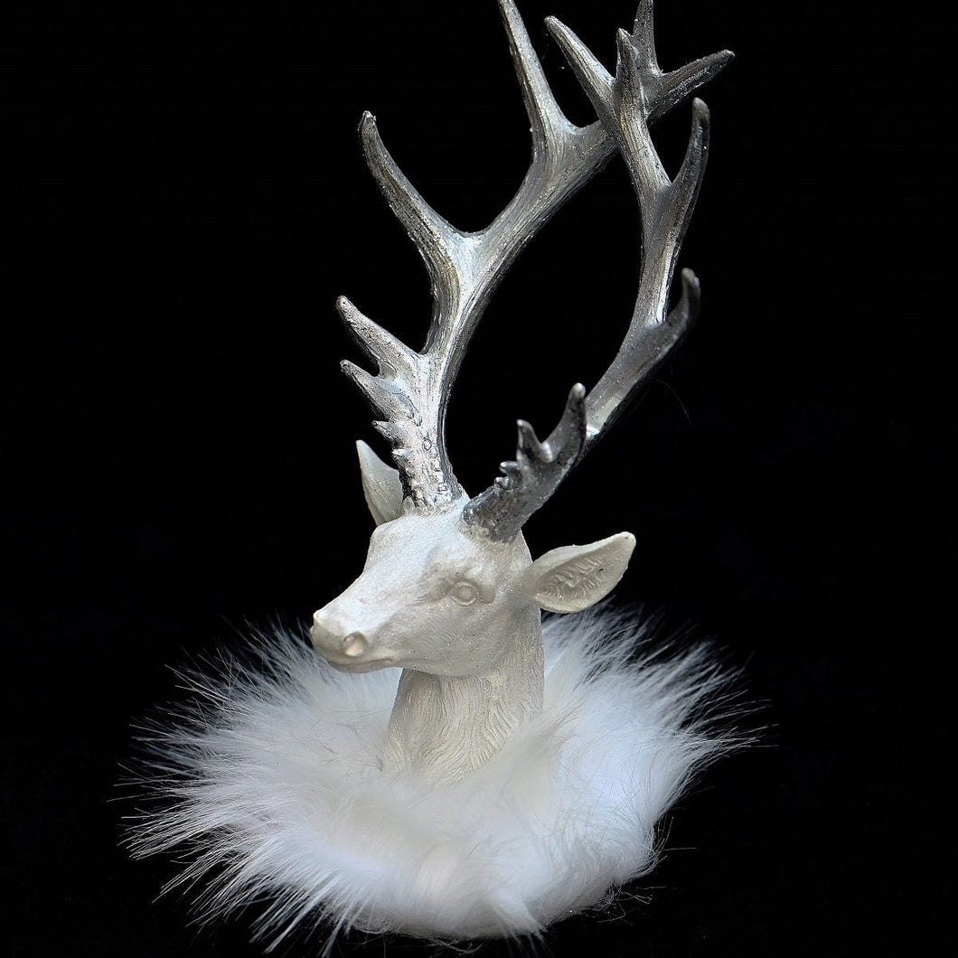 Weißer Hirschkopf mit Pelzkragen und silbernem Geweih Weihnachtsdekoration Kunsthandel Rueckeshaeuser