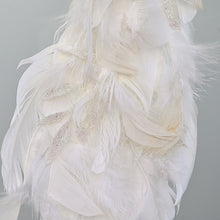 Lade das Bild in den Galerie-Viewer, Weißer Pfau auf Clip, ca. 38 cm Weihnachtsbaumschmuck Kunsthandel Rueckeshaeuser
