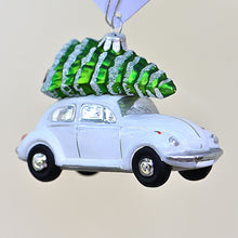 Lade das Bild in den Galerie-Viewer, Weißer VW Käfer mit Weihnachtsbaum Mundgeblasener Weihnachtsschmuck Kunsthandel Rueckeshaeuser
