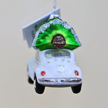 Lade das Bild in den Galerie-Viewer, Weißer VW Käfer mit Weihnachtsbaum Mundgeblasener Weihnachtsschmuck Kunsthandel Rueckeshaeuser
