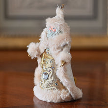 Lade das Bild in den Galerie-Viewer, Winter Santa im goldenen Gewand Weihnachtsbaumschmuck Kunsthandel Rueckeshaeuser
