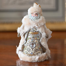 Lade das Bild in den Galerie-Viewer, Winter Santa im silbernen Gewand Weihnachtsbaumschmuck Kunsthandel Rueckeshaeuser
