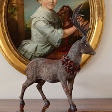Lade das Bild in den Galerie-Viewer, Wunderschöner naturalistischer großer Statement Hirsch Weihnachtsdekoration Kunsthandel Rueckeshaeuser
