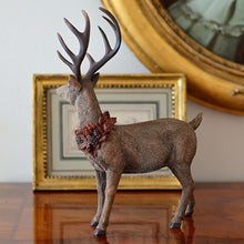 Lade das Bild in den Galerie-Viewer, Wunderschöner naturalistischer Hirsch, Kopf nach rechts gedreht Weihnachtsdekoration Kunsthandel Rueckeshaeuser

