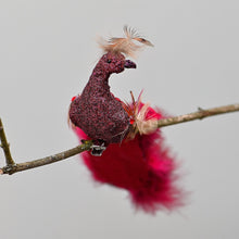 Lade das Bild in den Galerie-Viewer, Zauberhafter roter Pfau auf Clip, XX cm Weihnachtsbaumschmuck Kunsthandel Rueckeshaeuser

