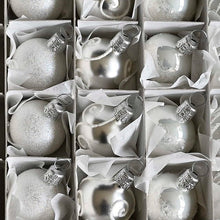 Lade das Bild in den Galerie-Viewer, 24 mundgeblasene Weihnachtskugeln á 3 cm silber/alabaster Mundgeblasene Weihnachtskugel Kunsthandel Rueckeshaeuser
