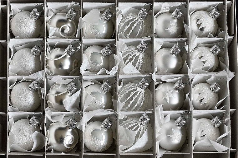 24 mundgeblasene Weihnachtskugeln á 3 cm silber/alabaster Mundgeblasene Weihnachtskugel Kunsthandel Rueckeshaeuser