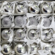Lade das Bild in den Galerie-Viewer, 24 mundgeblasene Weihnachtskugeln á 3 cm silber Mundgeblasene Weihnachtskugel Kunsthandel Rueckeshaeuser
