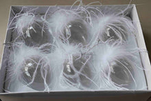 Lade das Bild in den Galerie-Viewer, 6-er Karton Glasei klar mit weißen Federn Ostern Kunsthandel Rueckeshaeuser
