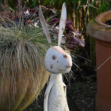 Lade das Bild in den Galerie-Viewer, Bezaubernder großer Hase im Vintage Look Gartendekoration Kunsthandel Rueckeshaeuser
