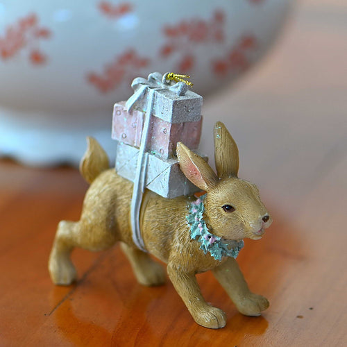 Bezaubernder kleiner Hasenhänger mit Geschenkpäckchen Osterdekoration Kunsthandel Rueckeshaeuser