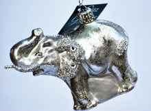 Lade das Bild in den Galerie-Viewer, Exklusiver Elefant mit Swarovski-Steinen / silber Mundgeblasener Weihnachtsschmuck Kunsthandel Rueckeshaeuser
