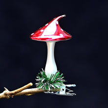 Lade das Bild in den Galerie-Viewer, Fliegenpilz mit schrägem Hut aus Glas auf Clip Weihnachtsbaumschmuck Kunsthandel Rueckeshaeuser
