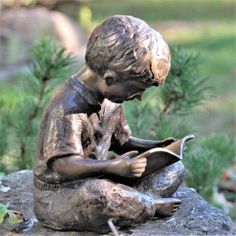 Junge mit Buch aus Bronze Bronzeskulpturen Kunsthandel Rueckeshaeuser