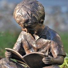 Lade das Bild in den Galerie-Viewer, Junge mit Buch aus Bronze Bronzeskulpturen Kunsthandel Rueckeshaeuser
