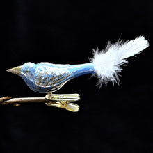 Lade das Bild in den Galerie-Viewer, Kleiner hellblauer Glasvogel auf Clip Mundgeblasener Weihnachtsschmuck Kunsthandel Rueckeshaeuser
