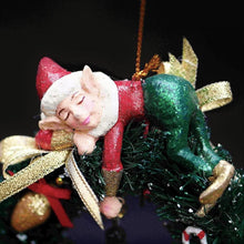 Lade das Bild in den Galerie-Viewer, Kränzchen Weihnachtself &quot;Santa Helper&quot; mit Nussknacker Weihnachtsbaumschmuck Kunsthandel Rueckeshaeuser

