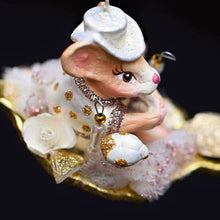Lade das Bild in den Galerie-Viewer, Märchenhafte Maus mit silbernem Hut auf einem Blatt Weihnachtsbaumschmuck Kunsthandel Rueckeshaeuser
