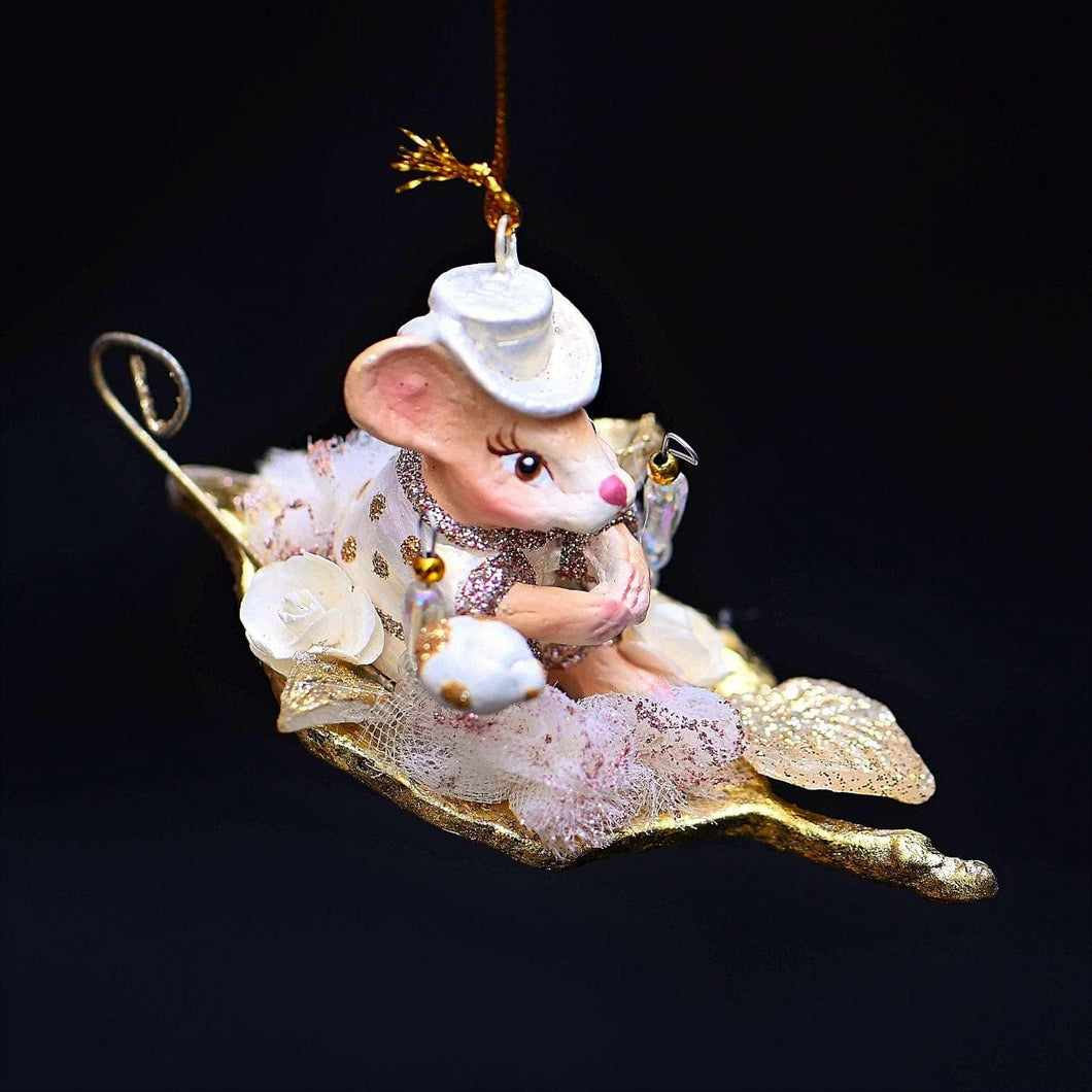 Märchenhafte Maus mit silbernem Hut auf einem Blatt Weihnachtsbaumschmuck Kunsthandel Rueckeshaeuser