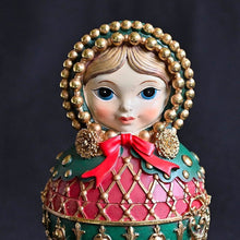 Lade das Bild in den Galerie-Viewer, Matrjoschka Puppe in rot/grün Mundgeblasener Weihnachtsschmuck Kunsthandel Rueckeshaeuser
