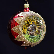 Lade das Bild in den Galerie-Viewer, Mundgeblasene Weihnachtskugel / Heilige Familie 8 cm Mundgeblasene Weihnachtskugel Kunsthandel Rueckeshaeuser
