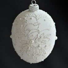 Lade das Bild in den Galerie-Viewer, Mundgeblasene Weihnachtskugel im Fabergé-Stil / alabaster matt 9 cm Mundgeblasene Weihnachtskugel Kunsthandel Rueckeshaeuser
