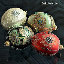 Lade das Bild in den Galerie-Viewer, Mundgeblasene Weihnachtskugel im Fabergé-Stil / dunkelgrün glänzend 9 cm / florales Muster Mundgeblasene Weihnachtskugel Kunsthandel Rueckeshaeuser
