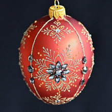 Lade das Bild in den Galerie-Viewer, Mundgeblasene Weihnachtskugel im Fabergé-Stil / rostrot matt 9 cm Mundgeblasene Weihnachtskugel Kunsthandel Rueckeshaeuser
