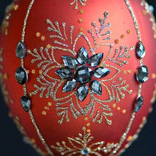 Lade das Bild in den Galerie-Viewer, Mundgeblasene Weihnachtskugel im Fabergé-Stil / rostrot matt 9 cm Mundgeblasene Weihnachtskugel Kunsthandel Rueckeshaeuser
