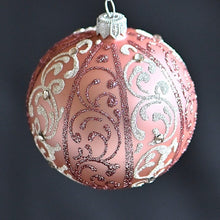 Lade das Bild in den Galerie-Viewer, Mundgeblasene Weihnachtskugel / rosé/silber matt 8 cm / klassisches Muster Mundgeblasene Weihnachtskugel Kunsthandel Rueckeshaeuser
