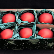 Lade das Bild in den Galerie-Viewer, Mundgeblasene Weihnachtskugel / rot matt 10 cm / 6-er Karton Mundgeblasene Weihnachtskugel Kunsthandel Rueckeshaeuser
