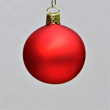Lade das Bild in den Galerie-Viewer, Mundgeblasene Weihnachtskugel / rot matt 6 cm / 6-er Karton Mundgeblasene Weihnachtskugel Kunsthandel Rueckeshaeuser
