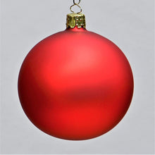 Lade das Bild in den Galerie-Viewer, Mundgeblasene Weihnachtskugel / rot matt 8 cm / 6-er Karton Mundgeblasene Weihnachtskugel Kunsthandel Rueckeshaeuser
