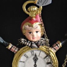 Lade das Bild in den Galerie-Viewer, Royal Tartan Boy Clock / beiger Karoanzug Weihnachtsbaumschmuck Kunsthandel Rueckeshaeuser
