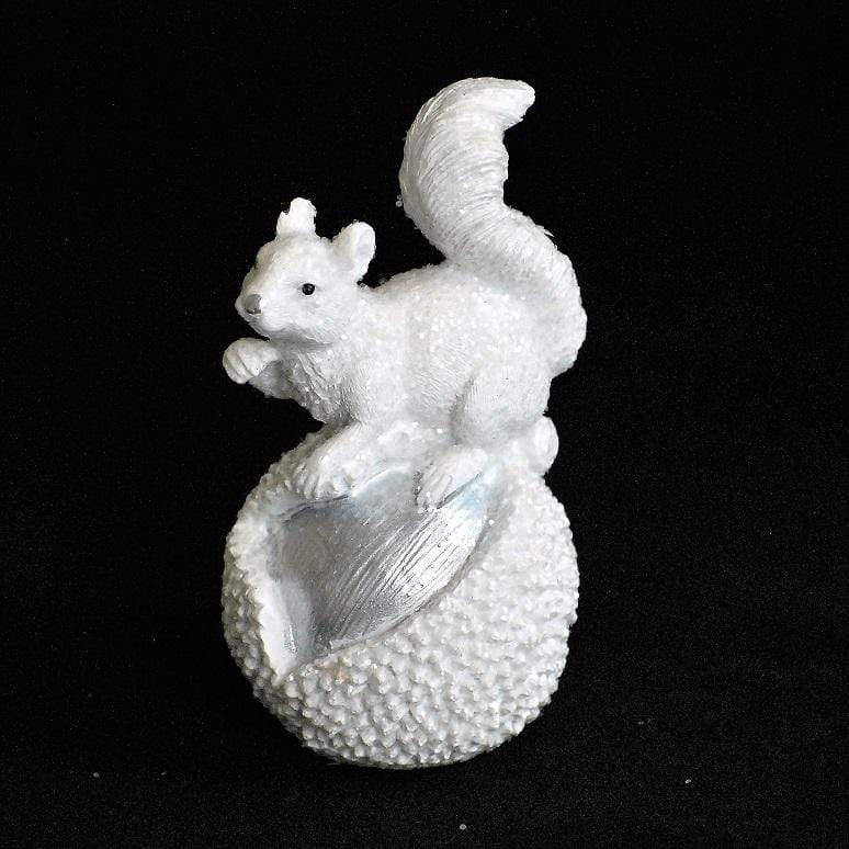 Weißes Eichhörnchen auf Nuss Weihnachtsdekoration Kunsthandel Rueckeshaeuser