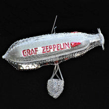 Lade das Bild in den Galerie-Viewer, Zeppelin / kleiner Propeller Mundgeblasener Weihnachtsschmuck Kunsthandel Rueckeshaeuser
